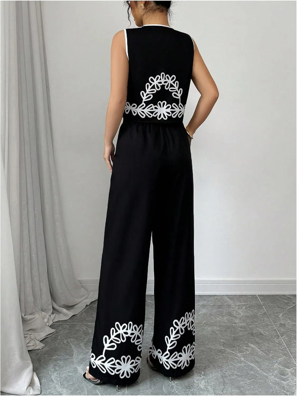OYOANGLE Women's 2 Piece Outfits Boho Floral Button V Neck Crop Vest Tank Top and Straight Pants Set